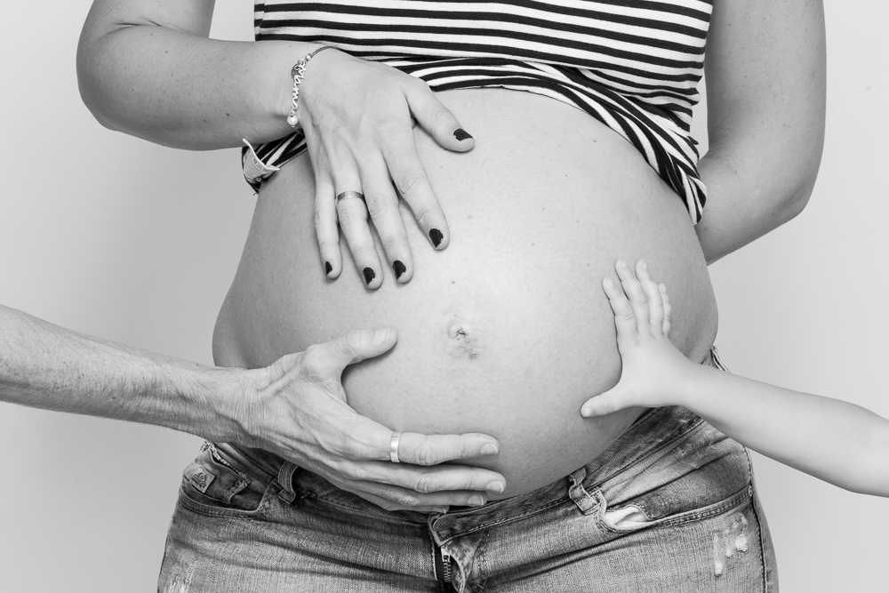 Armonía garaje Melancolía Book de fotos para embarazadas en familia en Madrid | El estudio de Blanca