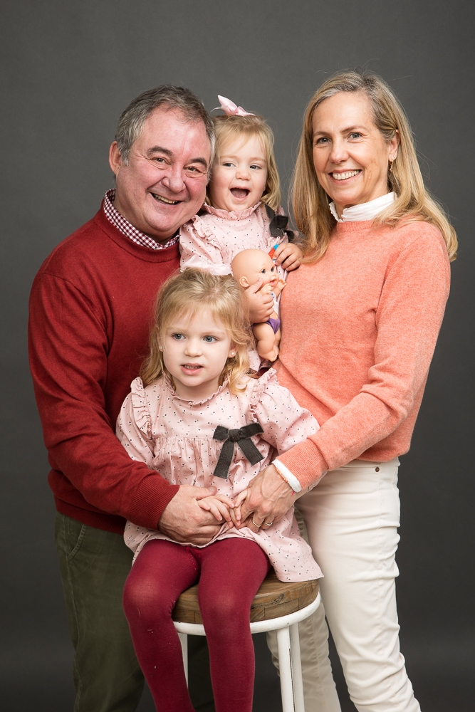 Abuelos disfrutando con sus nietas en las fotos familiares de estudio
